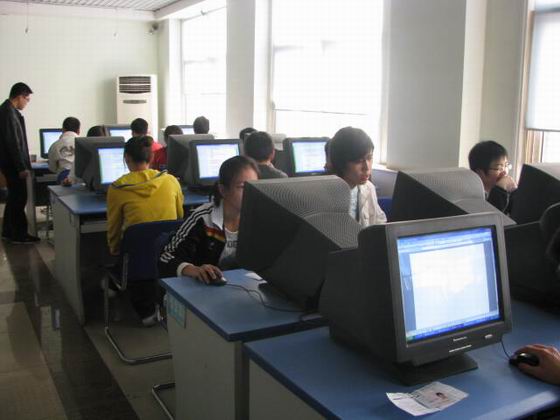 监考教师检查证件