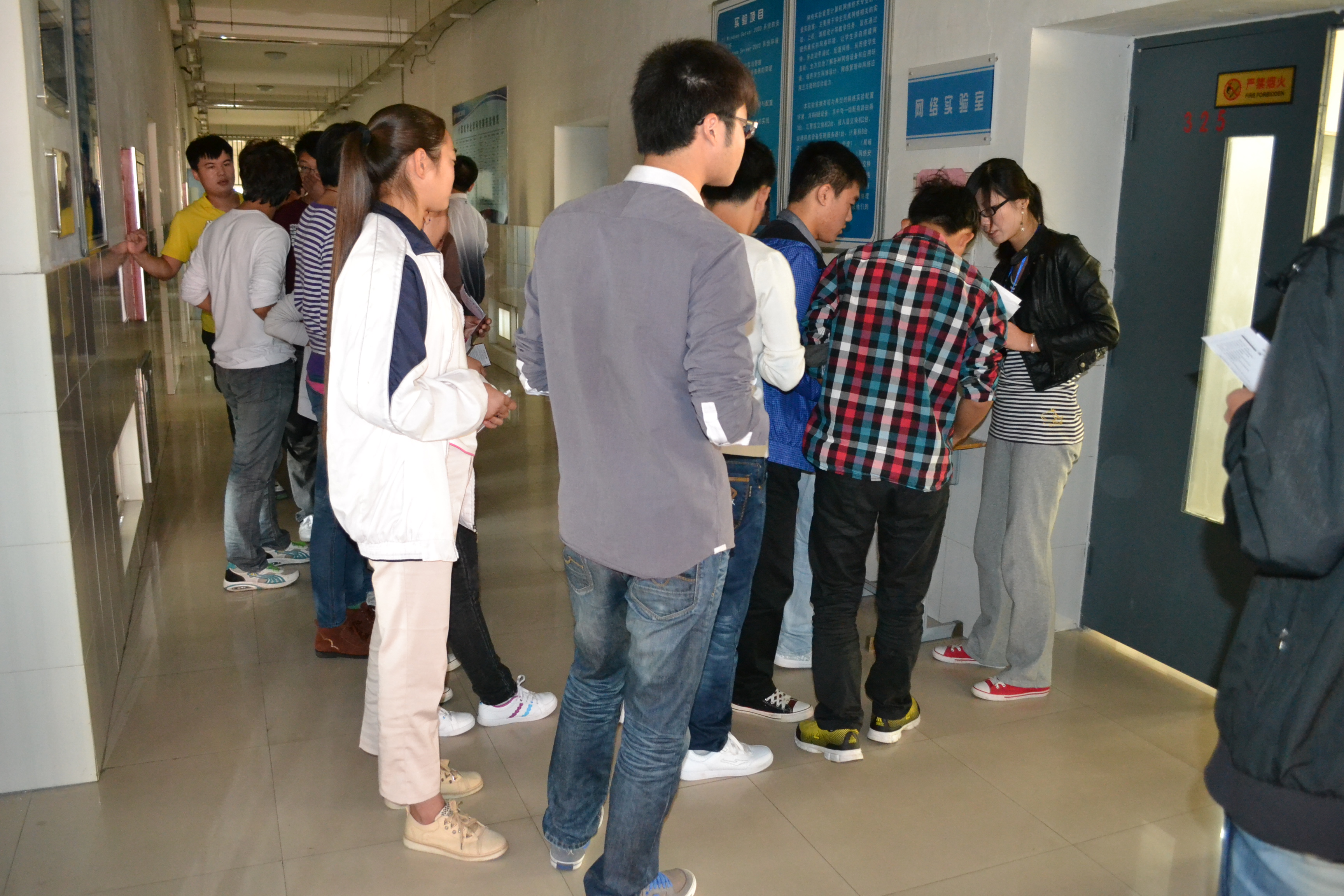src=http://class.itatedu.com/matches7/upload/FCK/2012/10/19/青岛黄海学院15822012101910536340.jpg