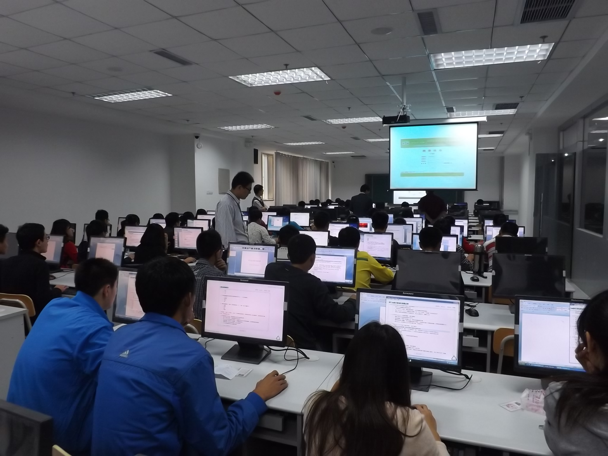 src=http://class.itatedu.com/matches7/upload/FCK/2012/10/29/青岛理工大学6308201210291652405428.jpg